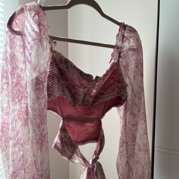 ASTR
SAVITA ABSTRACT PRINT RUCHED CUTOUT TOP Size Small - Picture 4 of 8